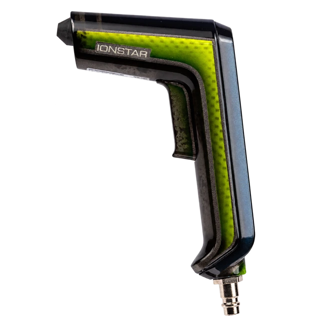 Handbeschilderde IONSTAR met groen kleurverloop op een donkere behuizing